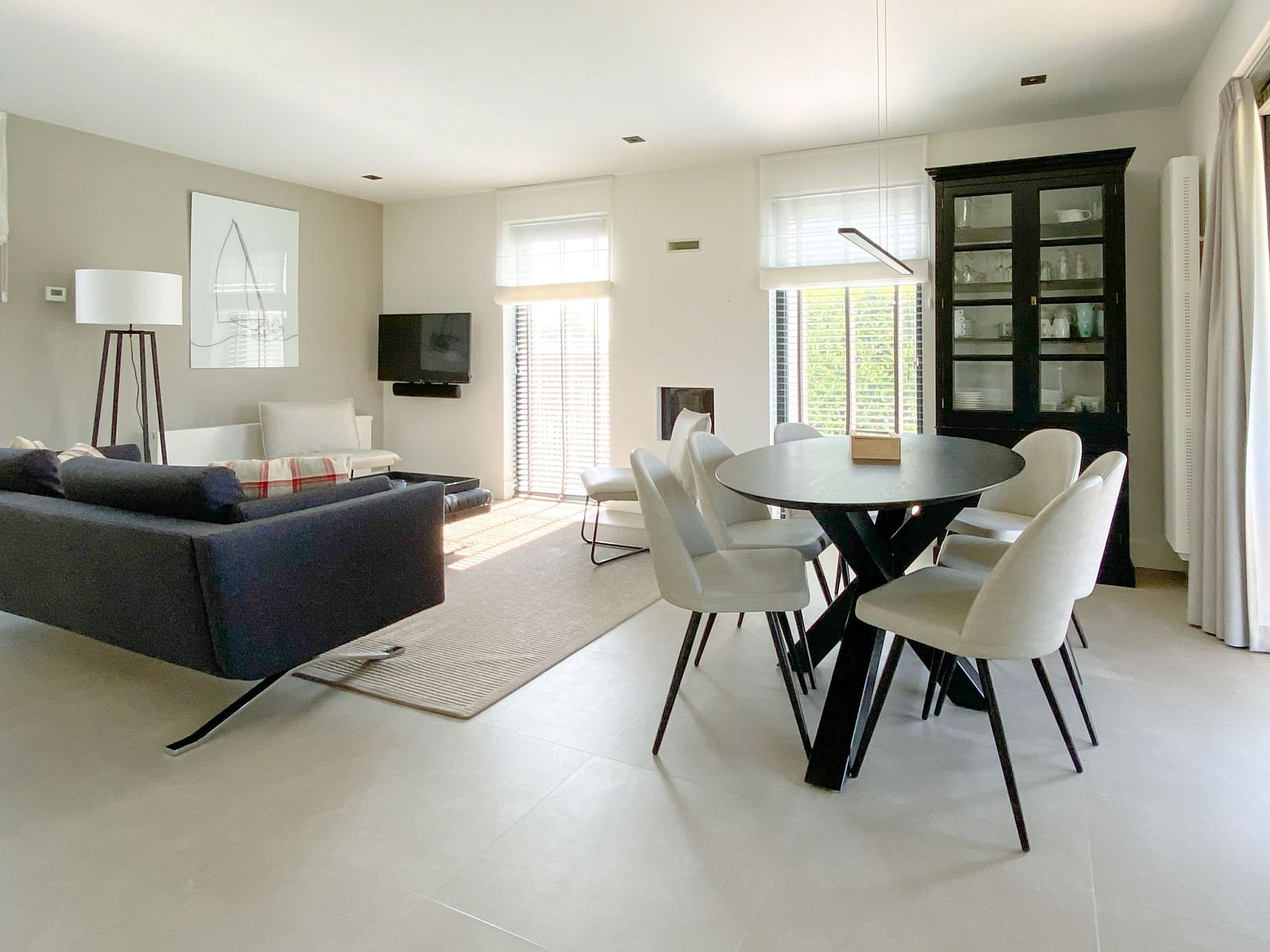 Ruime woonkamer met grote ramen in Vakantiehuis Oesterdam Resort in Tholen, Zeeland.