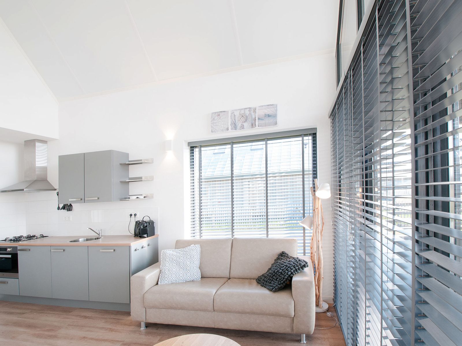 Gemuetliche Sitzecke im Ferienhaus Oesterdam Resort in Tholen, Zeeland, mit grossen Fenstern.