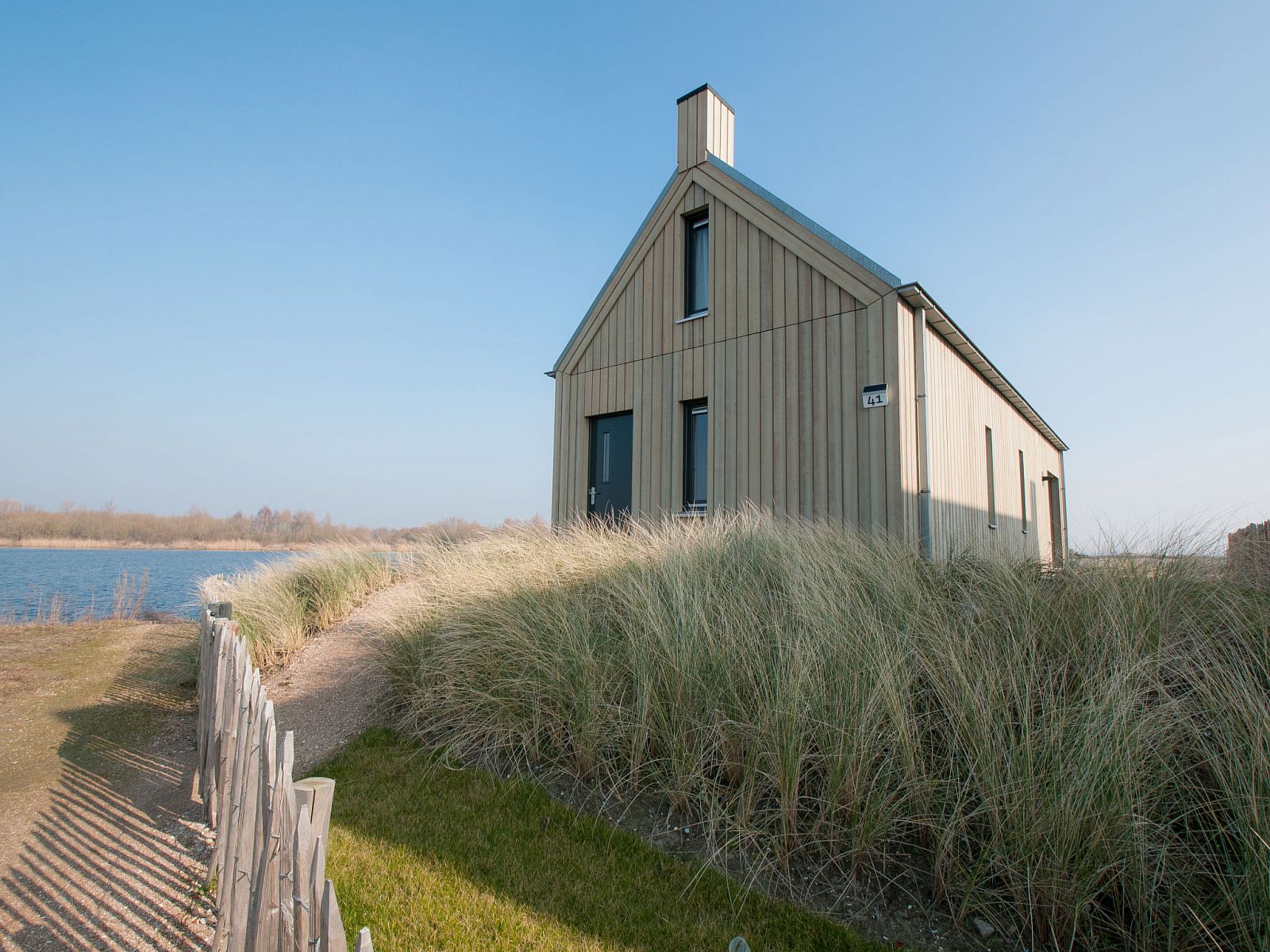 Gemuetliches Ferienhaus direkt am Wasser im Oesterdam Resort in Tholen, Zeeland.
