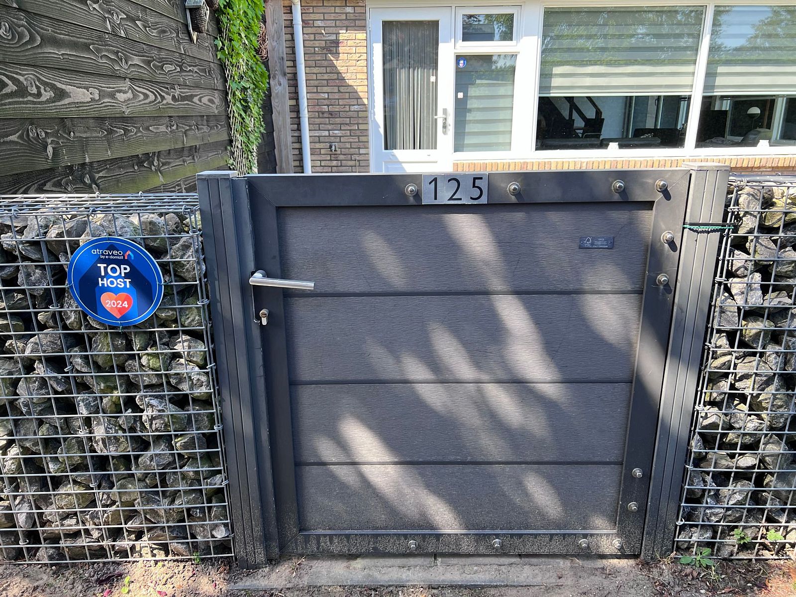 Guest house 610467 - Holiday property Tholen - Vakantiehuis in Stavenisse mit gemütlicher Terrasse