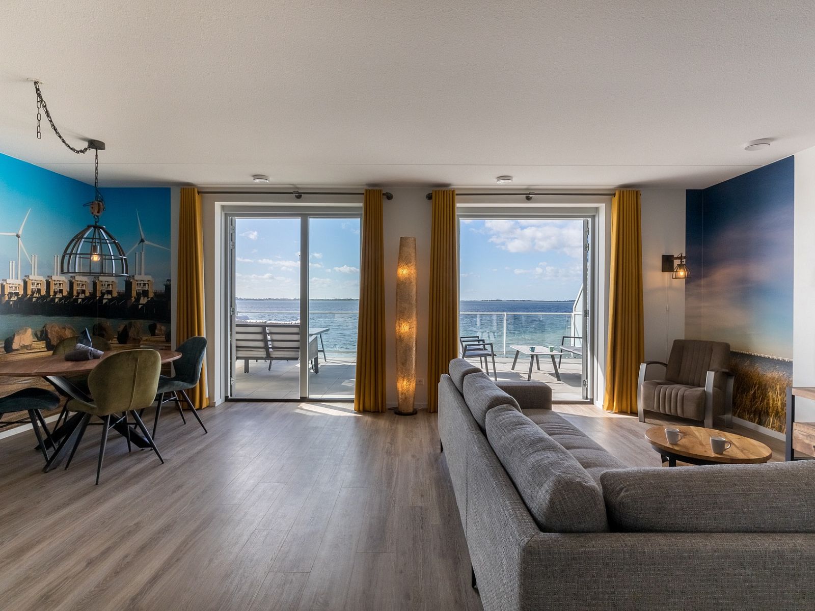 Lichte woonkamer van Appartement in Scherpenisse, Zeeland, met uitzicht op zee vanaf het terras en moderne inrichting voor een ontspannen verblijf.