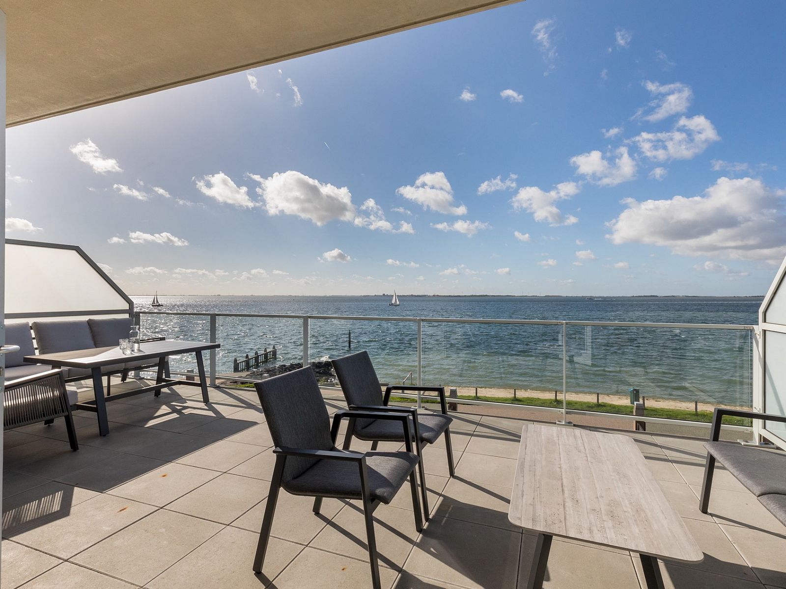 Geniet van het prachtige zeezicht vanaf het ruime terras van Appartement in Scherpenisse, gelegen in het schilderachtige Tholen, Zeeland.