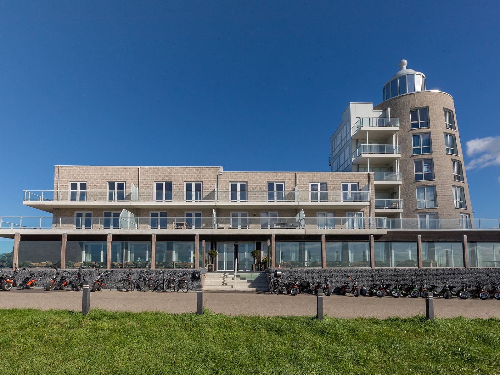 Appartement in Scherpenisse, gelegen in het pittoreske Tholen, Zeeland, biedt een prachtig uitzicht en moderne accommodatie aan de kust.