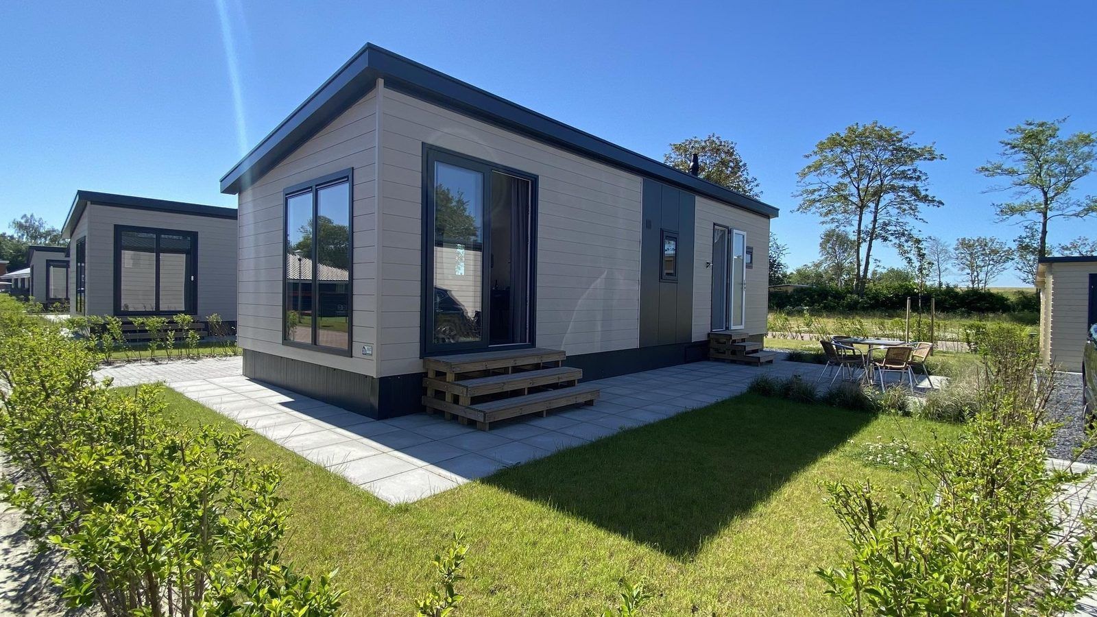 VZ873 Ferienchalet in Scherpenisse mit modernem Aeusseren und gruenem Garten in Tholen, Zeeland.