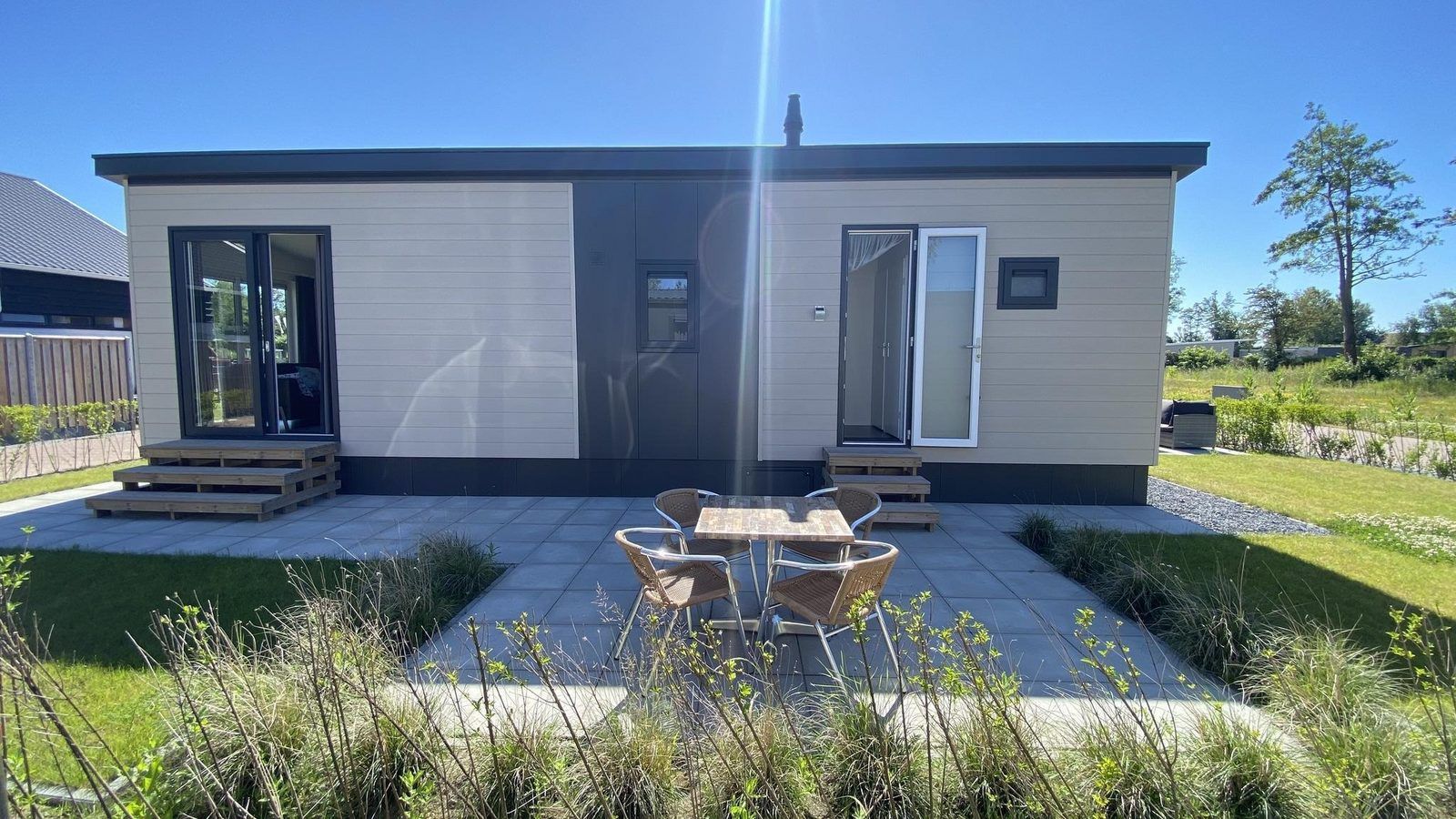 Terrasse von VZ873 Ferienchalet in Scherpenisse, ideal fuer Mahlzeiten im Freien in Tholen, Zeeland.