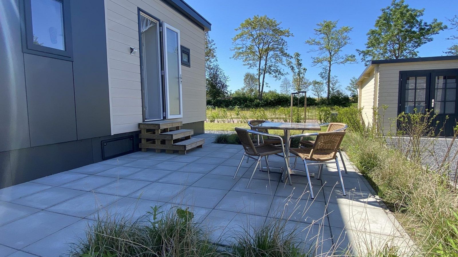 Sonnenterrasse im VZ873 Ferienchalet in Scherpenisse, ideal zum Entspannen in Tholen, Zeeland.