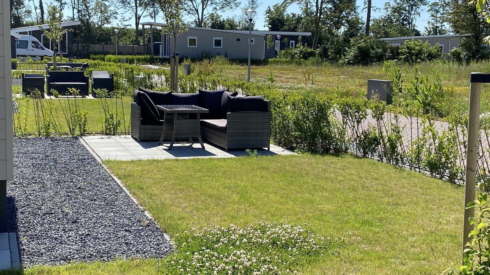 Gemuetliche Sitzgelegenheiten im Freien im VZ873 Ferienchalet in Scherpenisse, umgeben von Natur in Tholen, Zeeland.