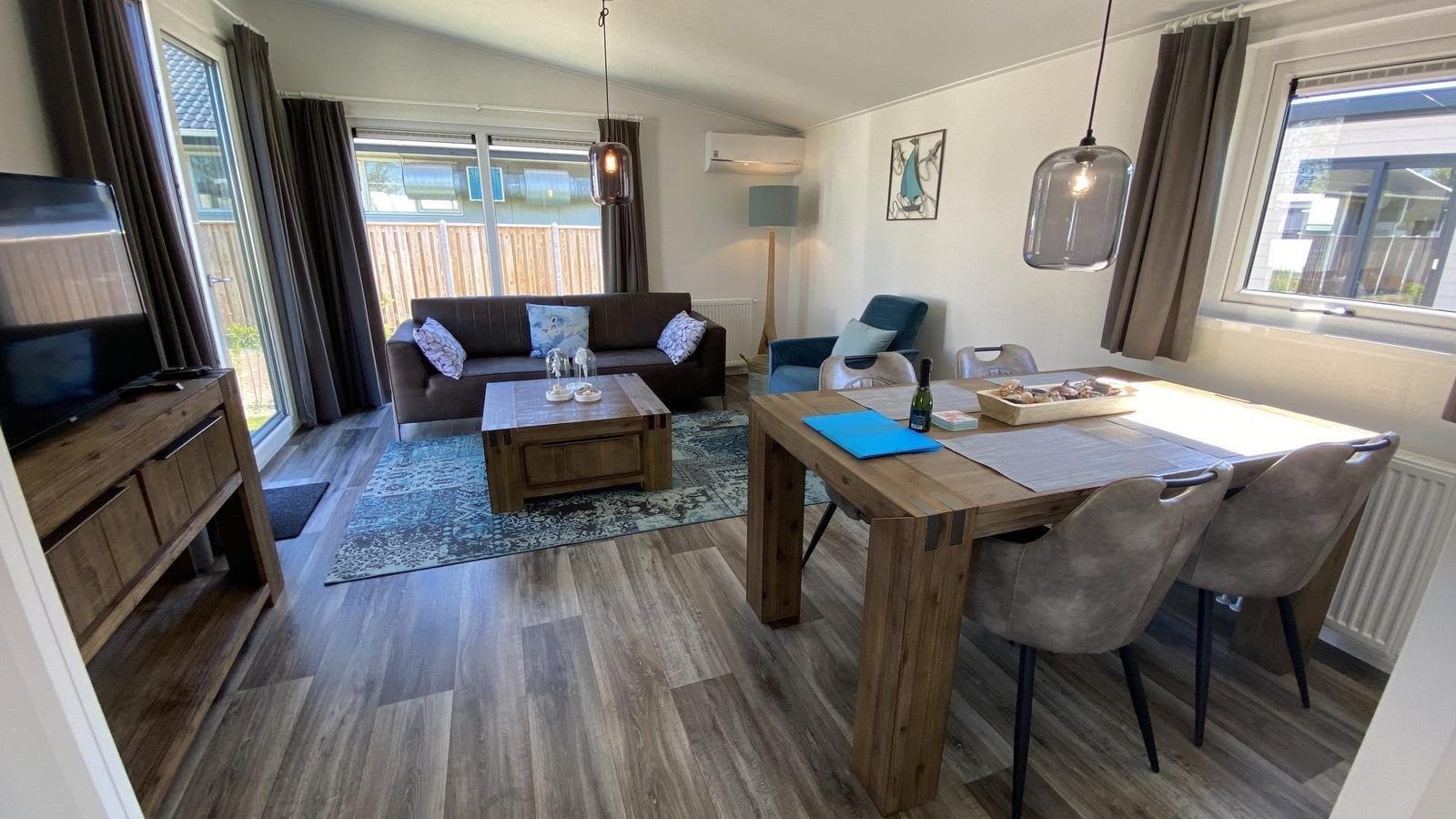 Gemuetliches Wohnzimmer des modern eingerichteten Ferienchalets VZ873 in Scherpenisse in Tholen, Zeeland.