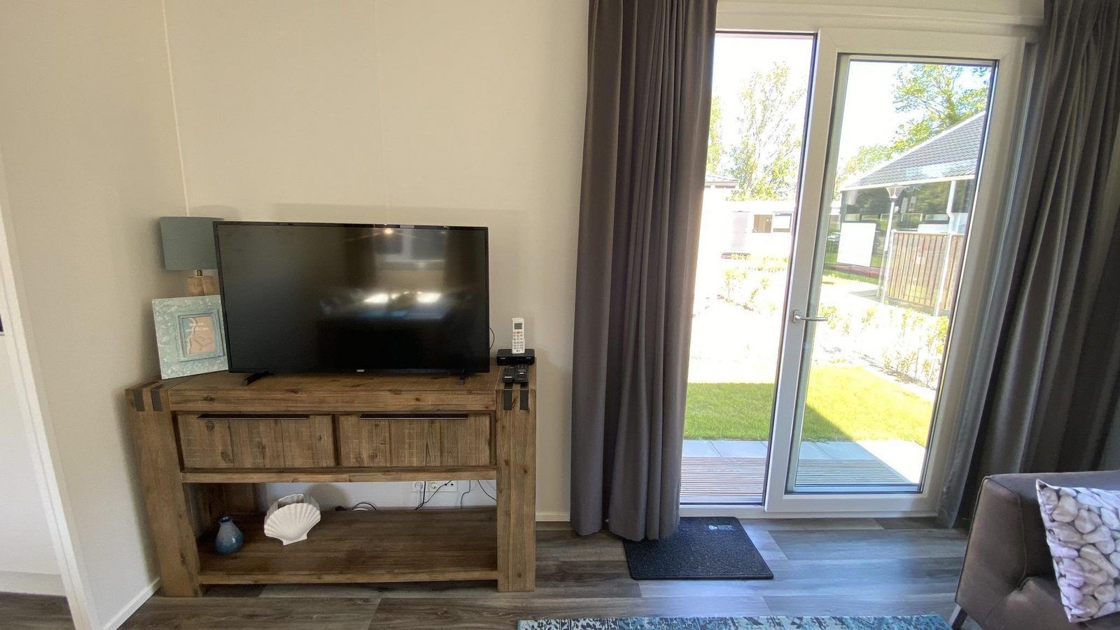 Moderne TV-Ecke in VZ873 Ferienhaus in Scherpenisse, perfekt fuer Unterhaltung in Tholen, Zeeland.