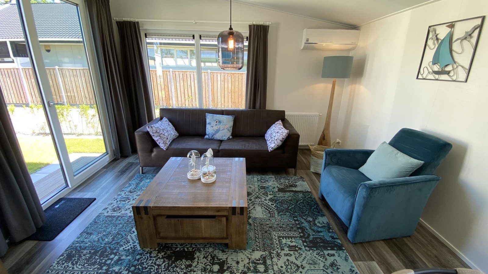 Bequeme Sitzgelegenheiten in VZ873 Ferienchalet in Scherpenisse mit stilvollen Moebeln in Tholen, Zeeland.