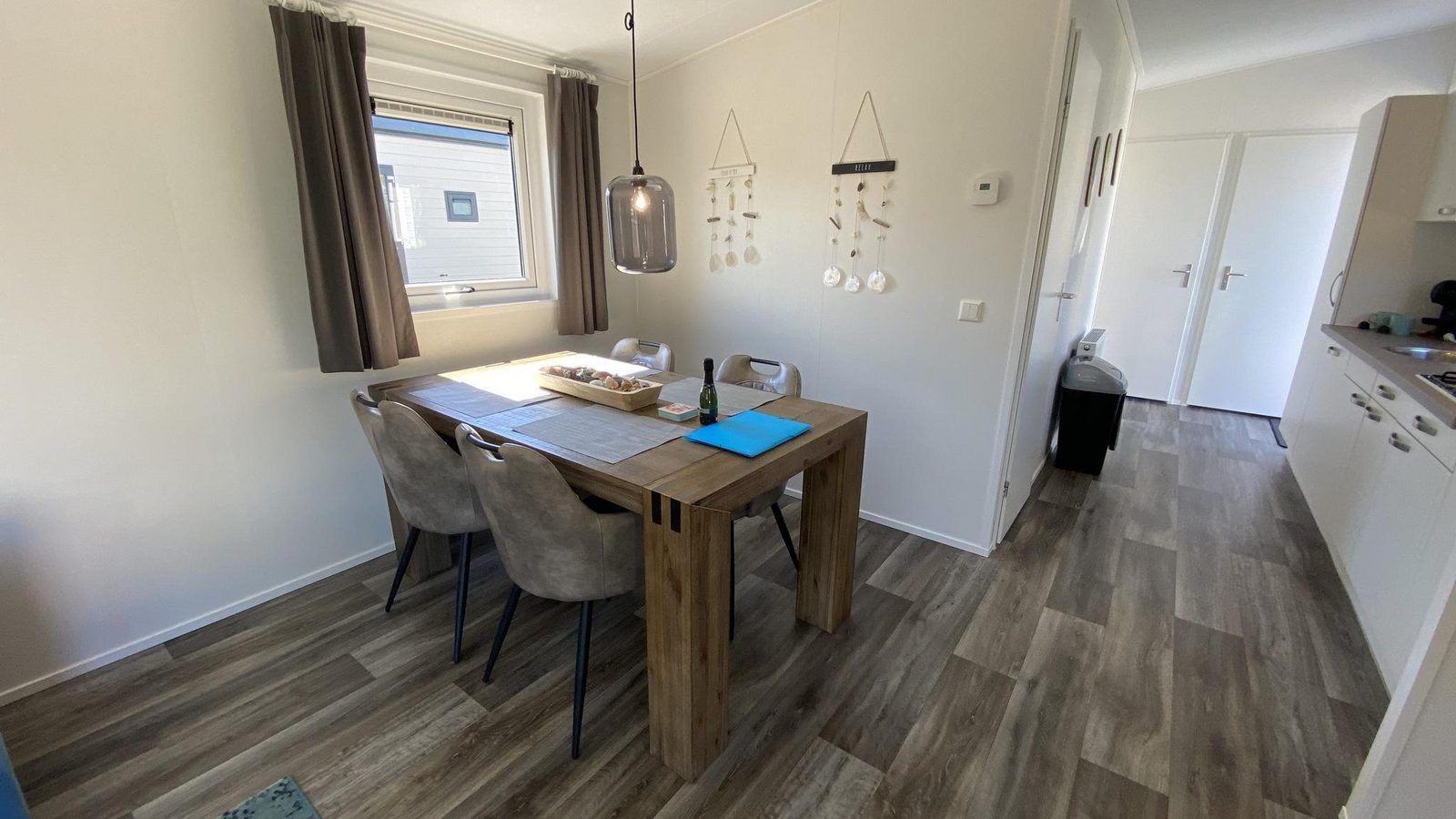 Gemuetliche Essecke in VZ873 Ferienchalet in Scherpenisse, ideal fuer Familienessen in Tholen, Zeeland.