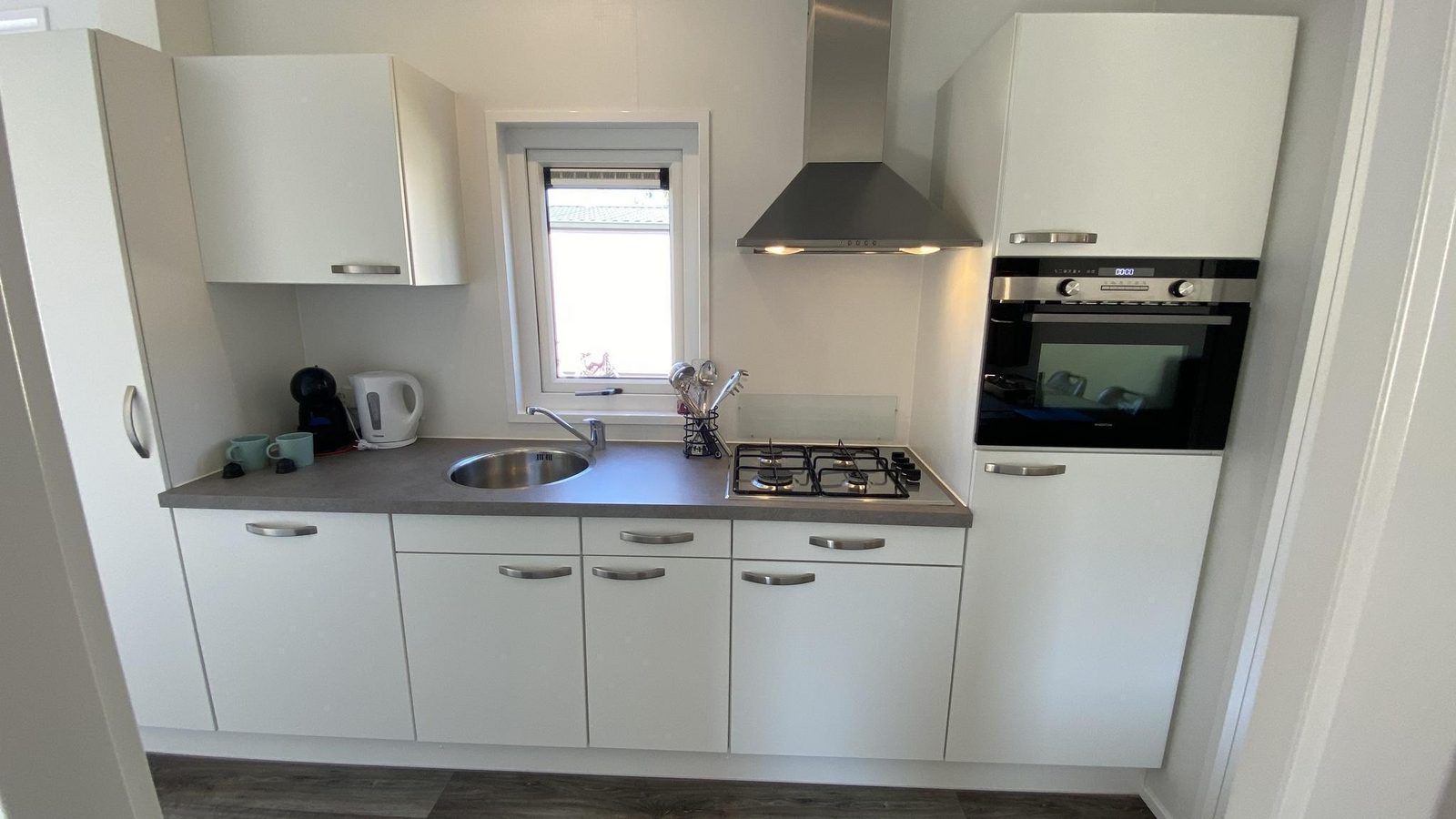 Voll ausgestattete Kueche in VZ873 Ferienchalet in Scherpenisse, ideal fuer Kochbegeisterte in Tholen, Zeeland.