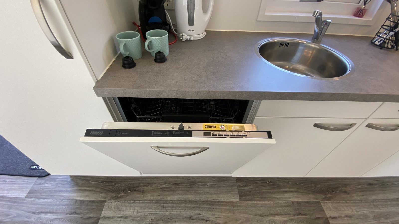 Praktischer Geschirrspueler in VZ873 Ferienhaus in Scherpenisse, perfekt fuer Komfort in Tholen, Zeeland.