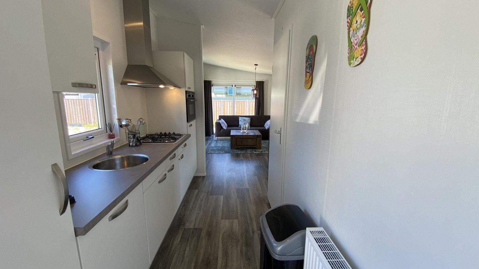 Kueche in VZ873 Ferienchalet in Scherpenisse mit modernen Geraeten in Tholen, Zeeland.