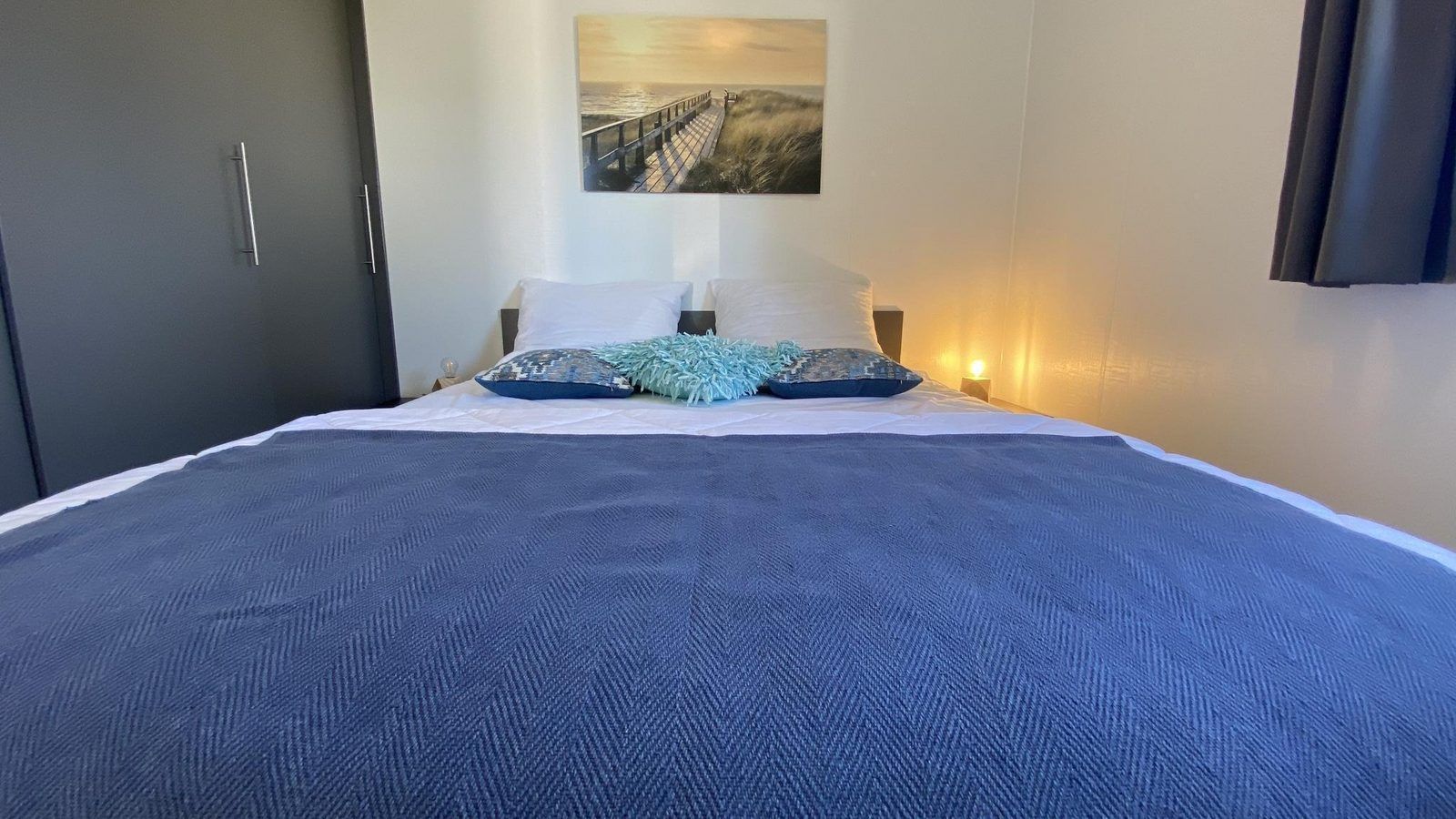 Gemuetliches Schlafzimmer in VZ873 Ferienchalet in Scherpenisse mit bequemem Bett in Tholen, Zeeland.