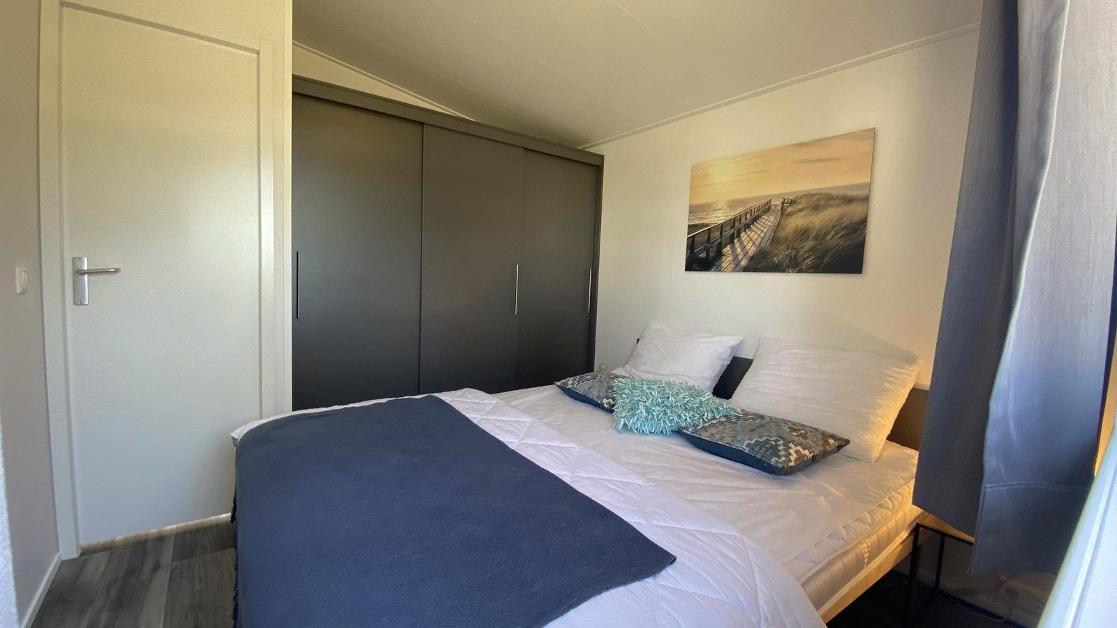 Hauptschlafzimmer von VZ873 Modern eingerichtetes Ferienchalet in Scherpenisse in Tholen, Zeeland.