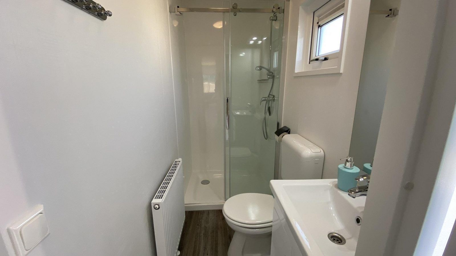 Stilvolles Badezimmer in VZ873 Ferienhaus in Scherpenisse mit moderner Dusche in Tholen, Zeeland.