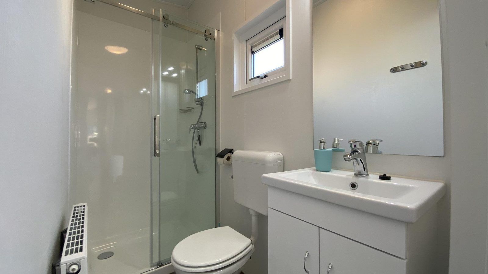 Modernes Badezimmer in VZ873 Ferienchalet in Scherpenisse mit glatter Oberflaeche in Tholen, Zeeland.