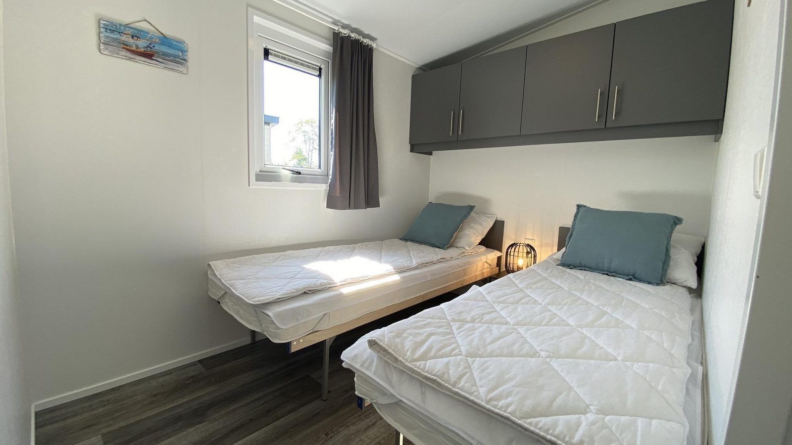 Zweites Schlafzimmer in VZ873 Ferienchalet in Scherpenisse mit zwei Einzelbetten in Tholen, Zeeland.