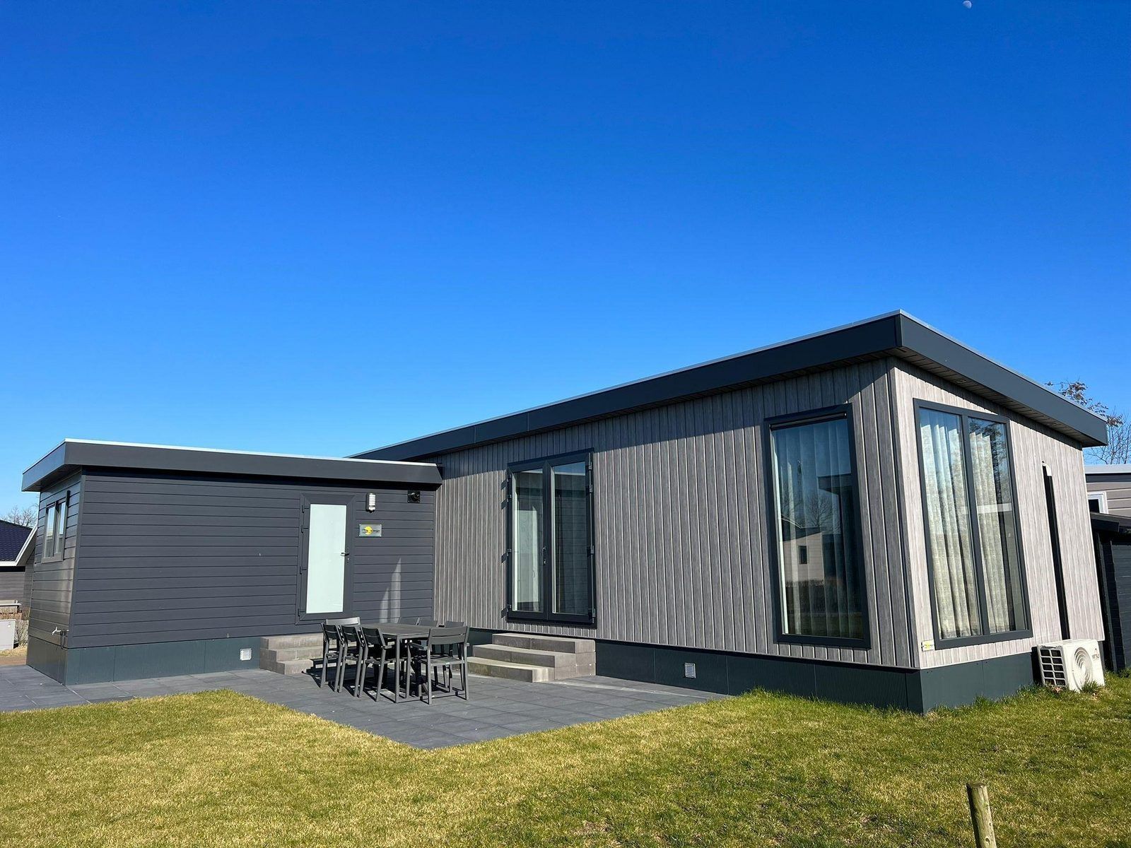 VZ2317 Luxe vakantiechalet in Scherpenisse, Zeeland met moderne buitenkant en terras.