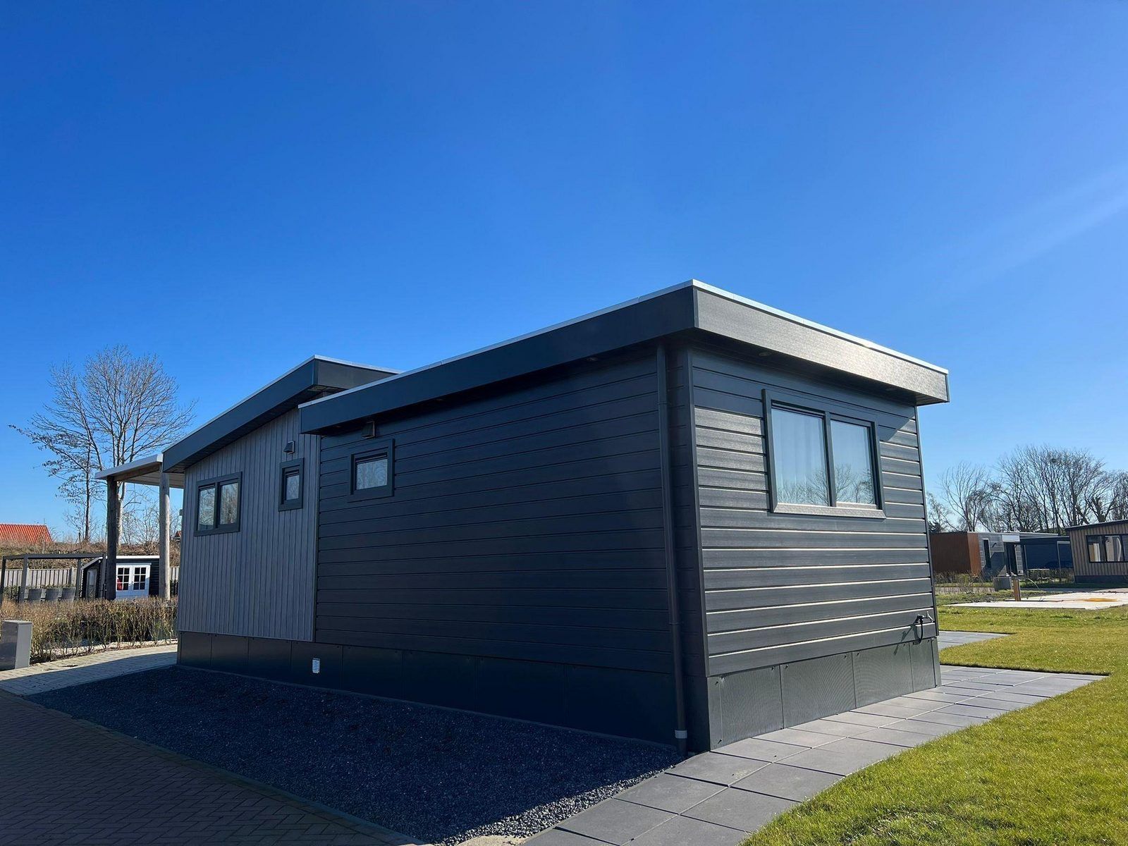 Achterzijde van VZ2317 Luxe vakantiechalet in Scherpenisse, Zeeland met ruime buitenruimte.