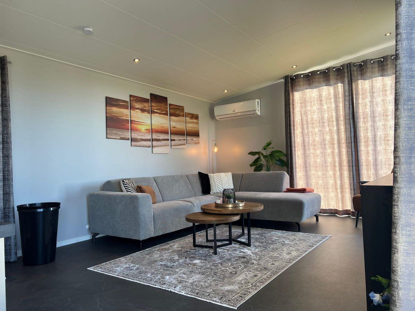 Gezellige woonkamer van VZ2317 Luxe vakantiechalet in Scherpenisse, Zeeland met comfortabele bank.