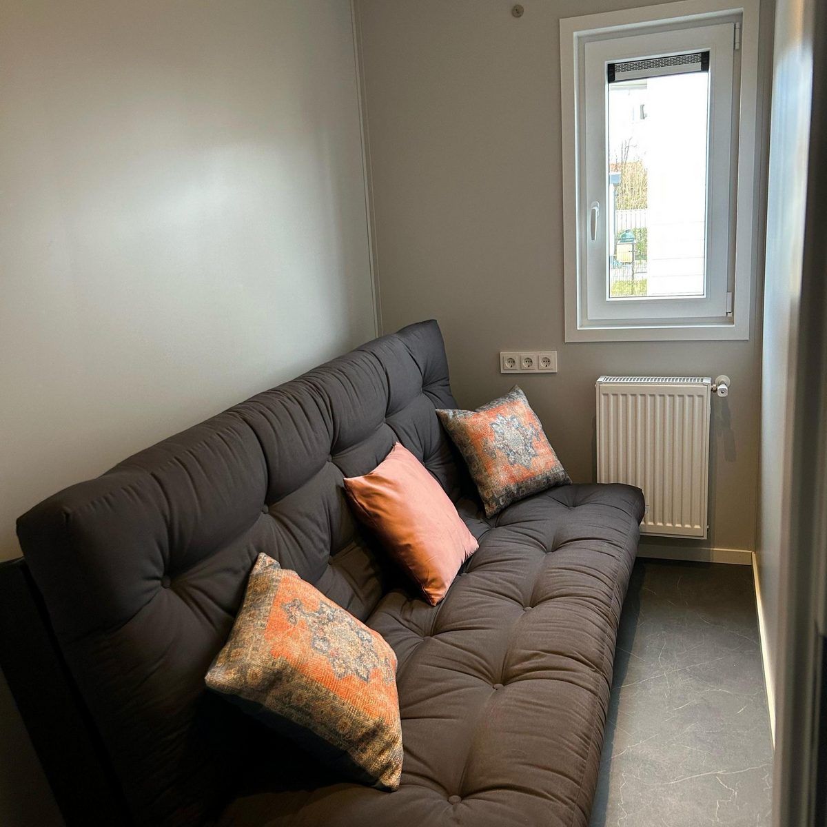 Stijlvolle zithoek in VZ2317 Luxe vakantiechalet in Scherpenisse, Zeeland, perfect voor ontspanning.