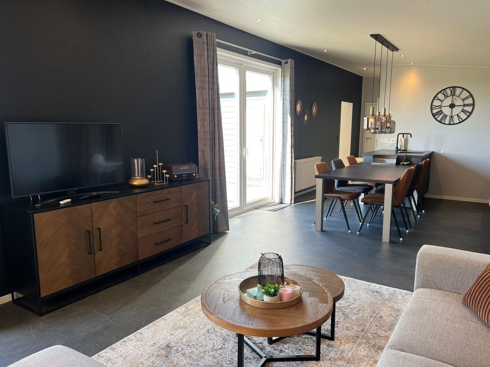 Eetkamer en keuken in VZ2317 Luxe vakantiechalet in Scherpenisse, Zeeland met moderne inrichting.