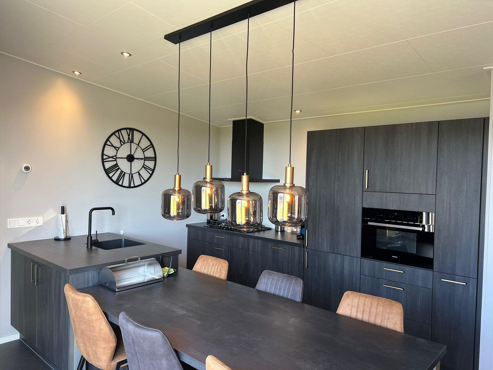 Moderne keuken in VZ2317 Luxe vakantiechalet in Scherpenisse, Zeeland met stijlvolle verlichting.