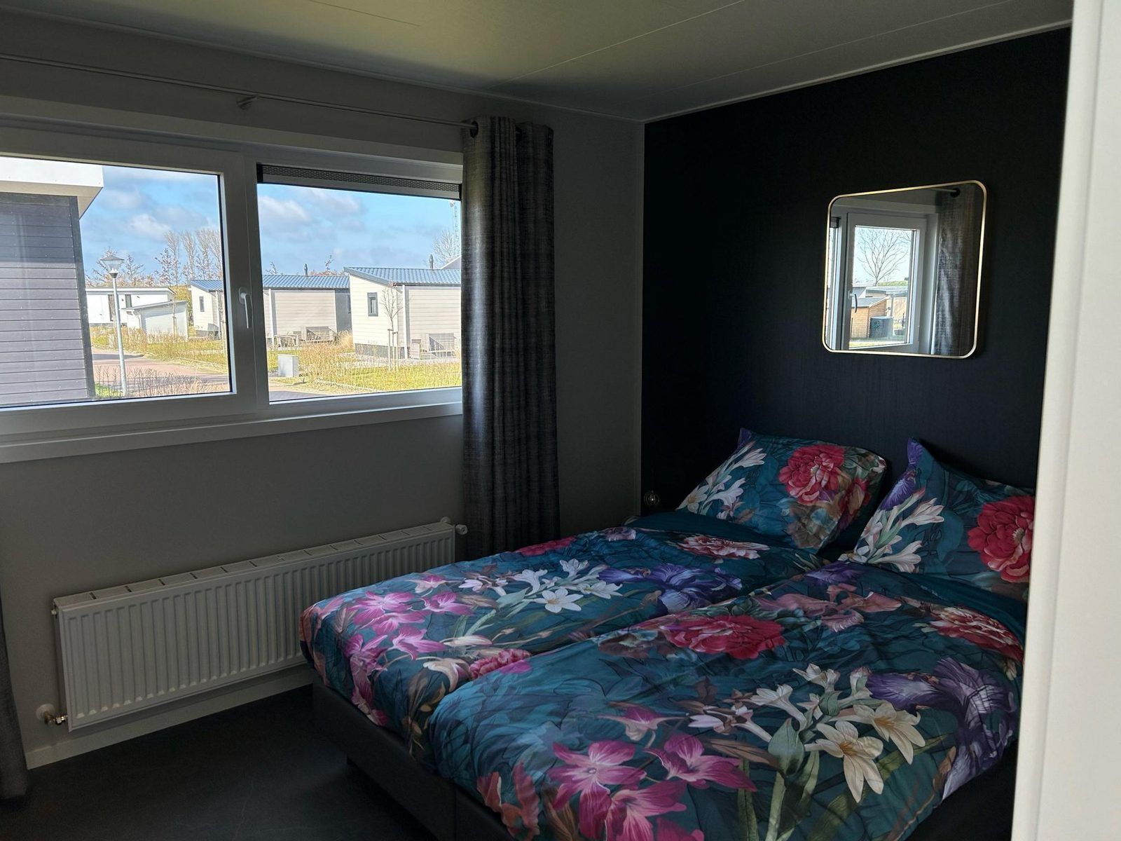 Comfortabele slaapkamer in VZ2317 Luxe vakantiechalet in Scherpenisse, Zeeland met kleurrijk beddengoed.