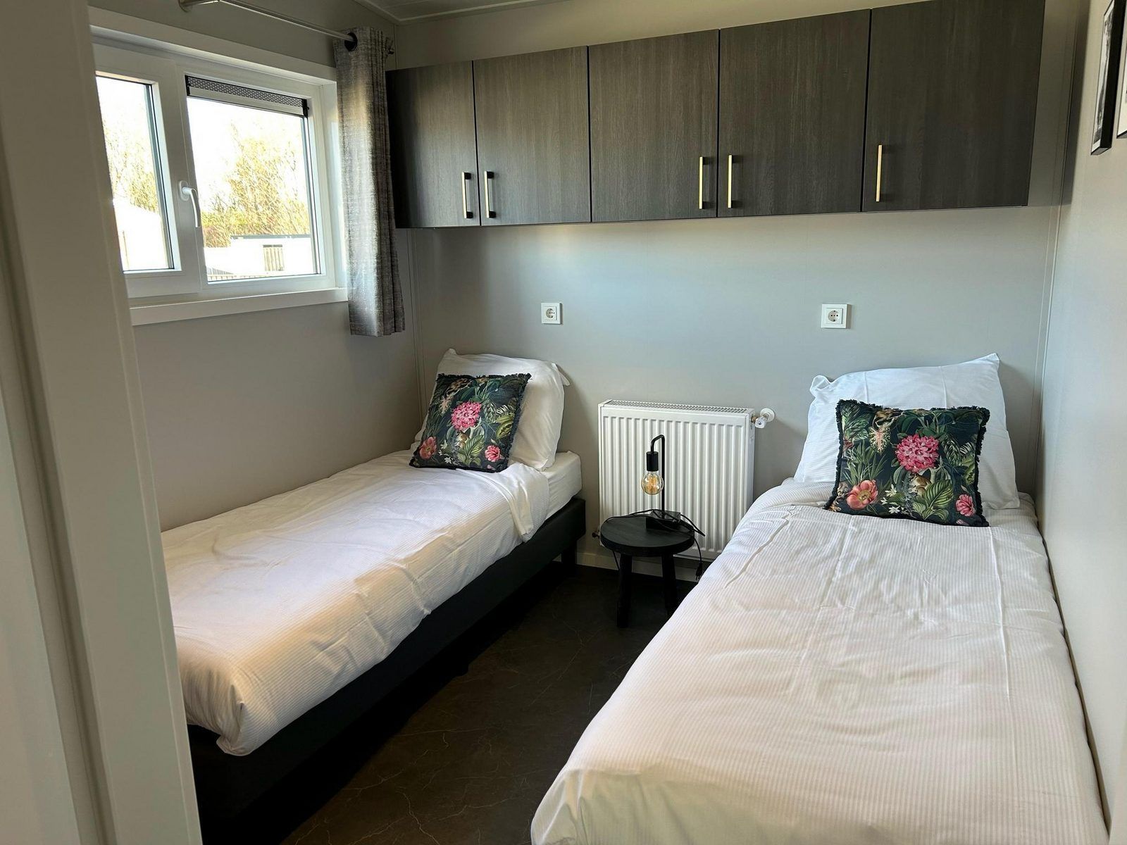 Tweede slaapkamer in VZ2317 Luxe vakantiechalet in Scherpenisse, Zeeland met twee eenpersoonsbedden.
