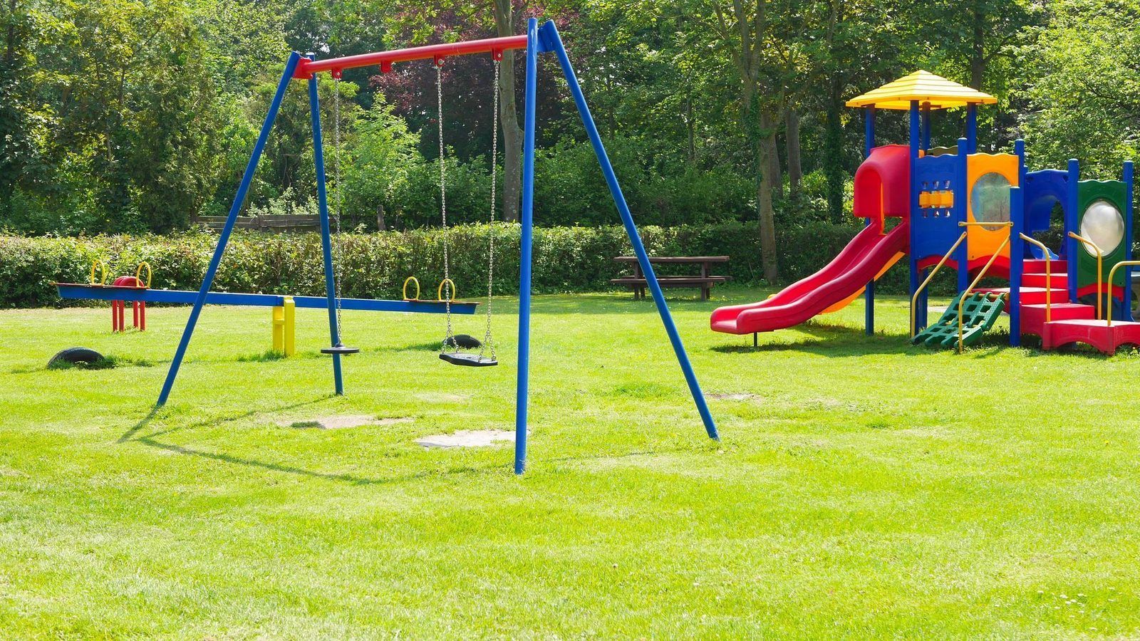 Schommels en speeltuin nabij VZ2317 Luxe vakantiechalet in Scherpenisse, Zeeland.