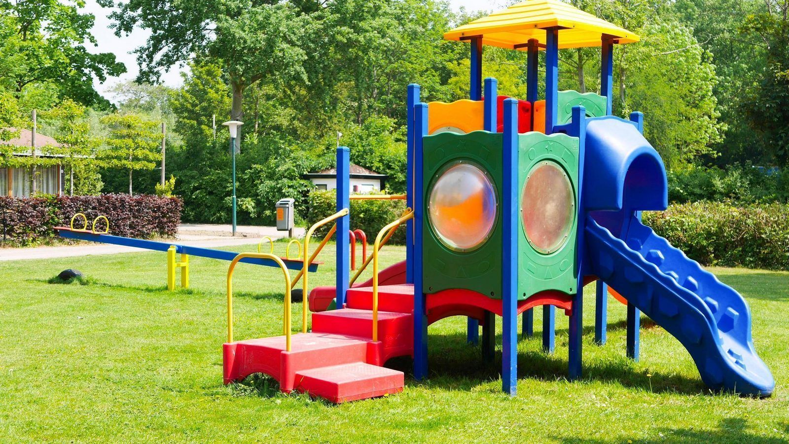 Kleurrijke speeltoestellen bij VZ2317 Luxe vakantiechalet in Scherpenisse, Zeeland.