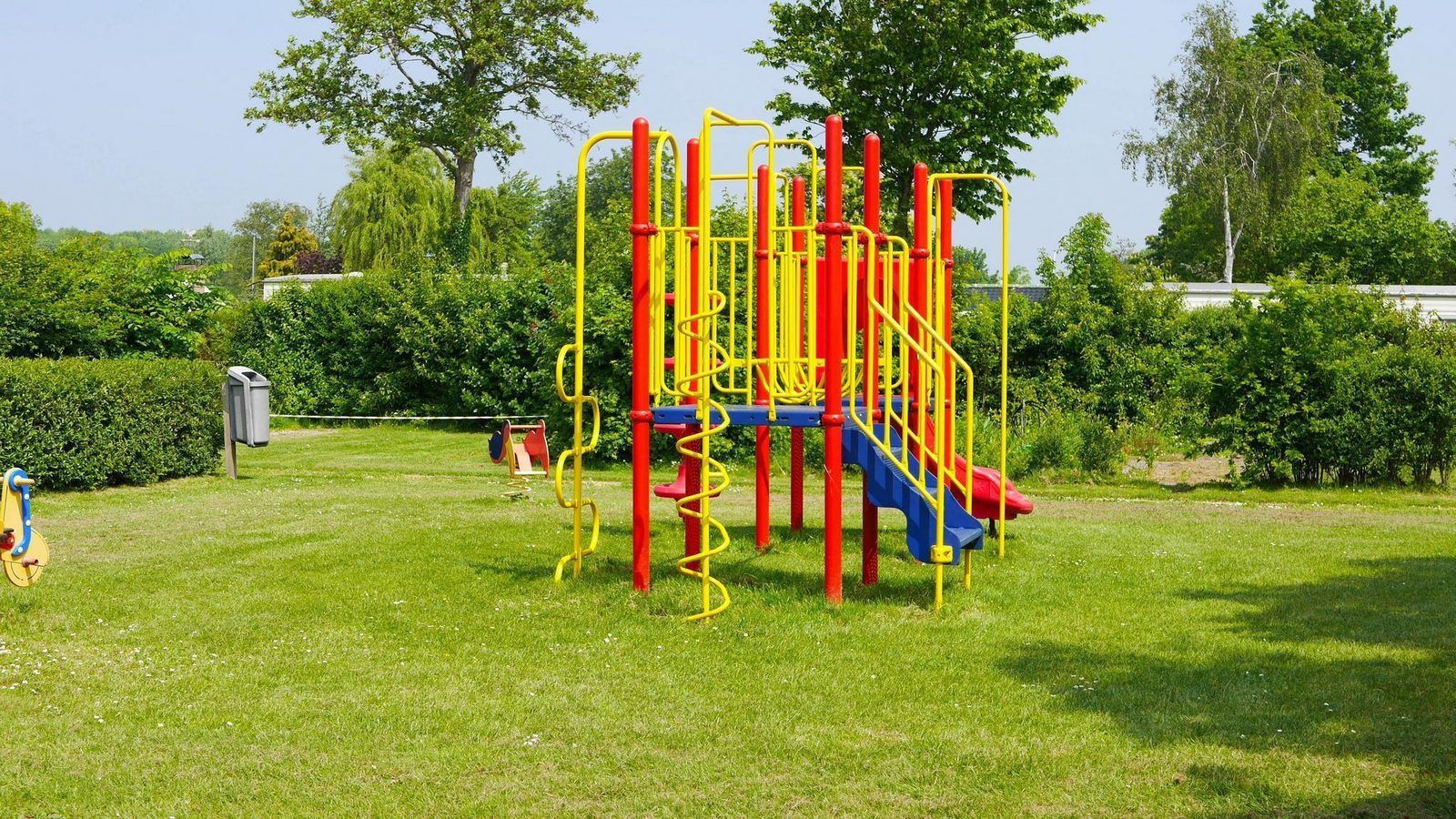 Ruime speeltuin naast VZ2317 Luxe vakantiechalet in Scherpenisse, Zeeland met klimtoestellen.