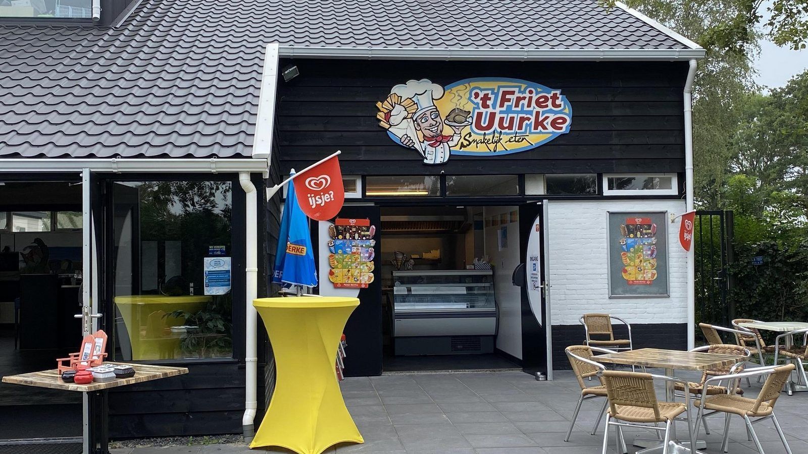 Snackbar 't Friet Uurke naast VZ2317 Luxe vakantiechalet in Scherpenisse, Zeeland voor een snelle hap.