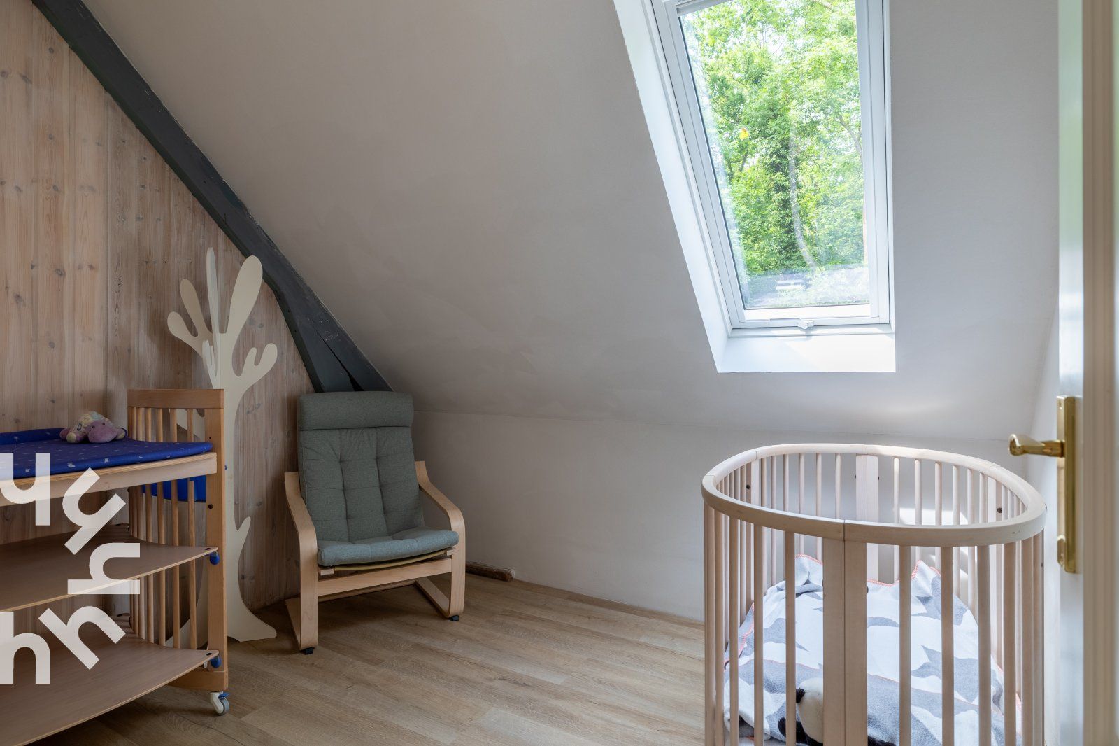 Cozy attic room in vacation home ZE1302 in Koudekerke, Walcheren with skylight and wooden floor.
