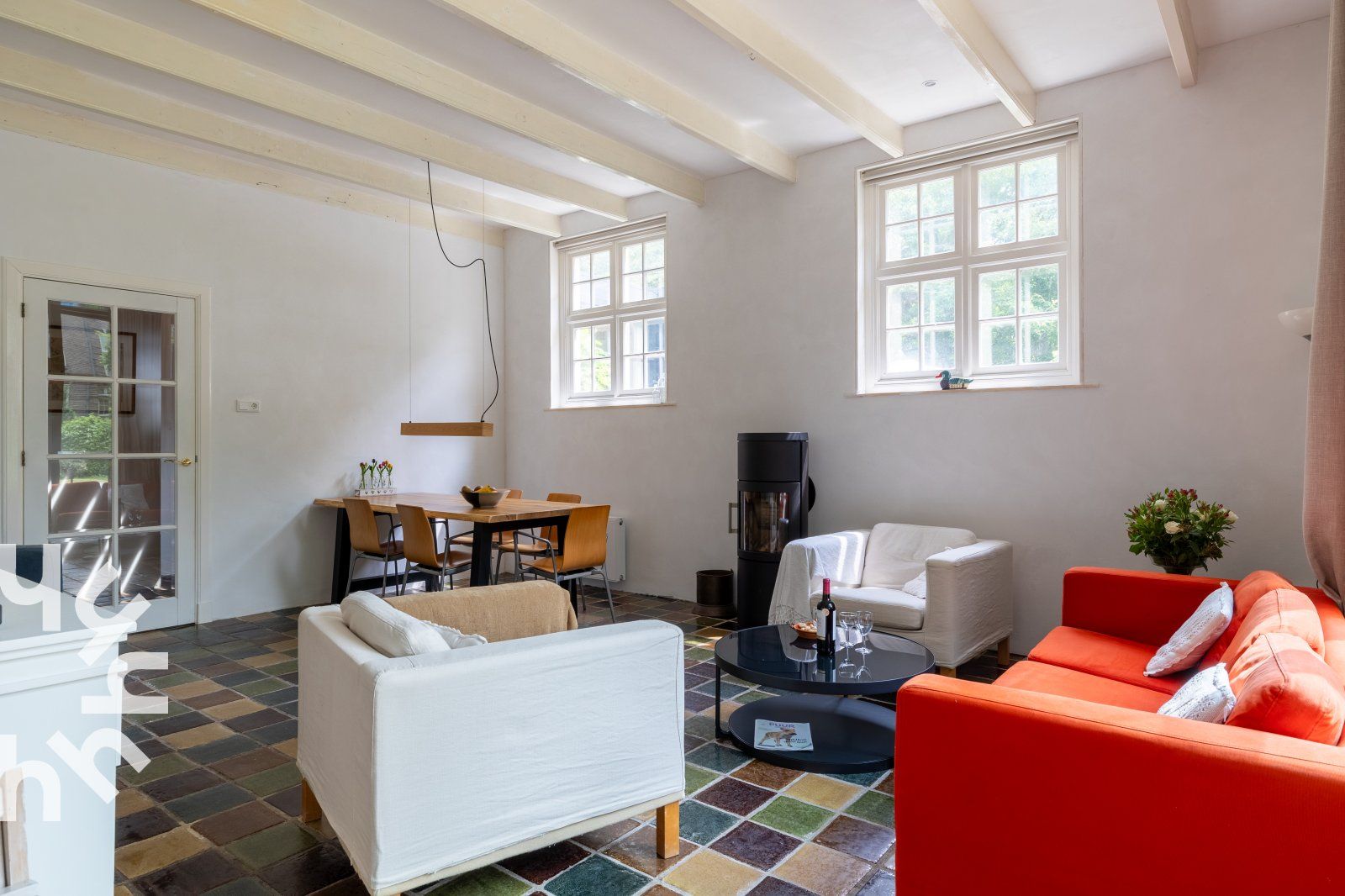 Dining room in vacation home ZE1302 in Koudekerke, Walcheren with wooden table and cozy furnishings.