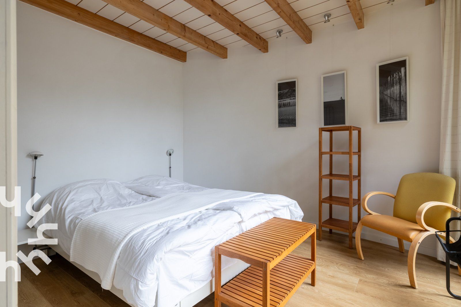 Children's room with crib in vacation home ZE1302 in Koudekerke, Walcheren, ideal for families.