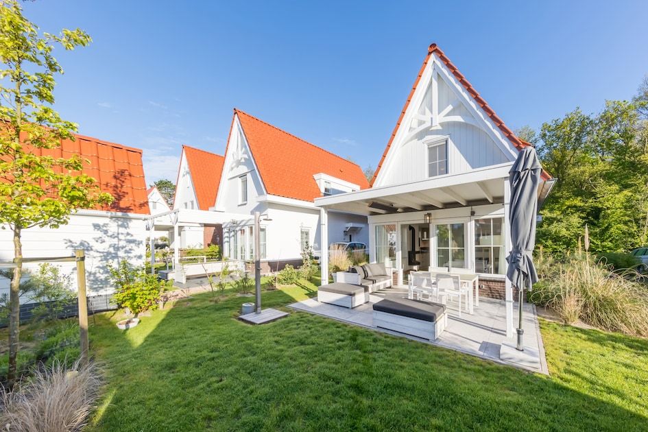 Geniet van de luxe veranda van Banckert Luxe Outdoor 4, een vakantiehuis in het prachtige Koudekerke, Walcheren, Zeeland.
