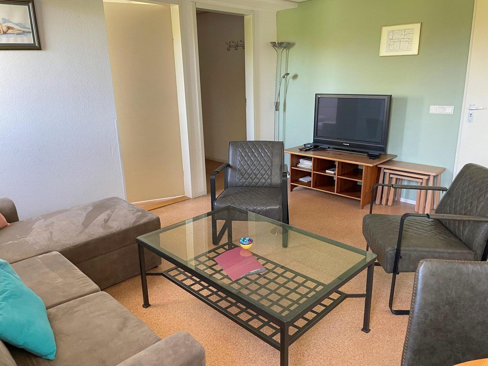 Modern living room with TV in VZ034 Apartment Koudekerke, vacation home in Koudekerke, Walcheren, perfect for relaxation.