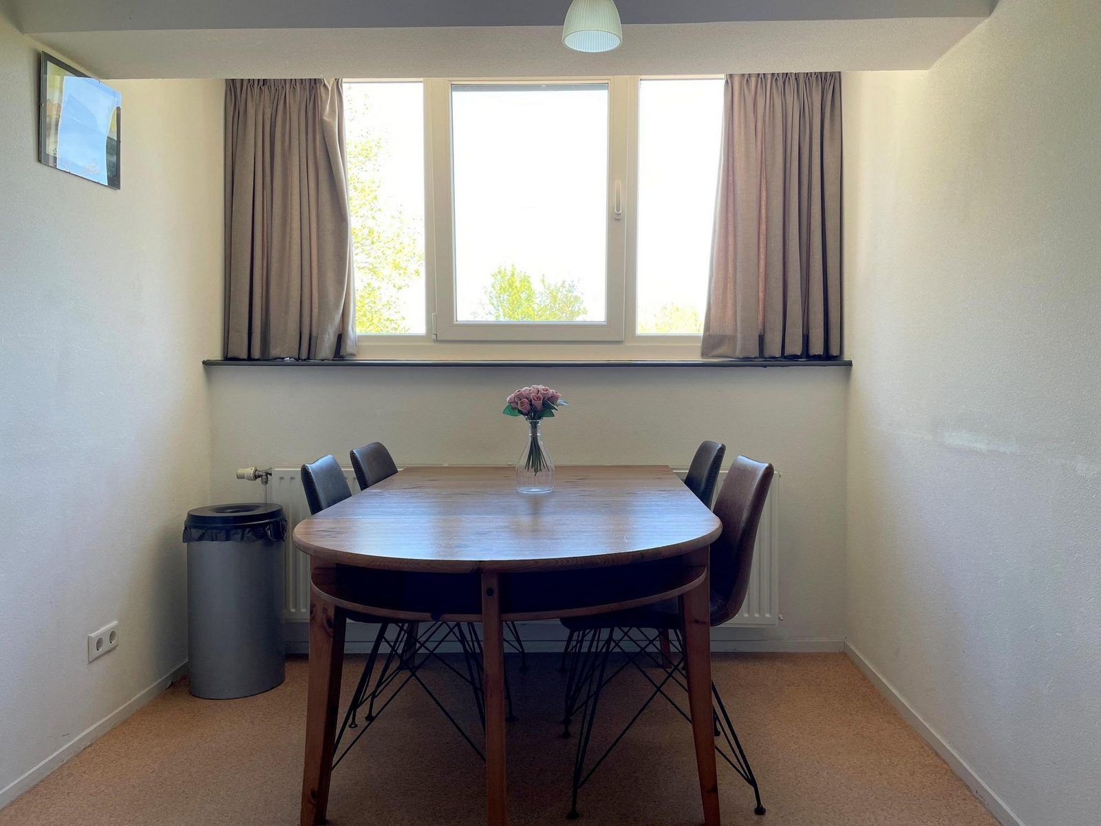 Spacious dining room with view in VZ034 Apartment Koudekerke, vacation home in Koudekerke, Walcheren, for cozy dinners.