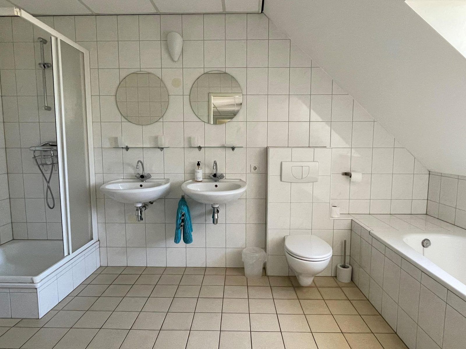 Spacious bathroom with bath and shower in VZ034 Apartment Koudekerke, vacation home in Koudekerke, Walcheren.