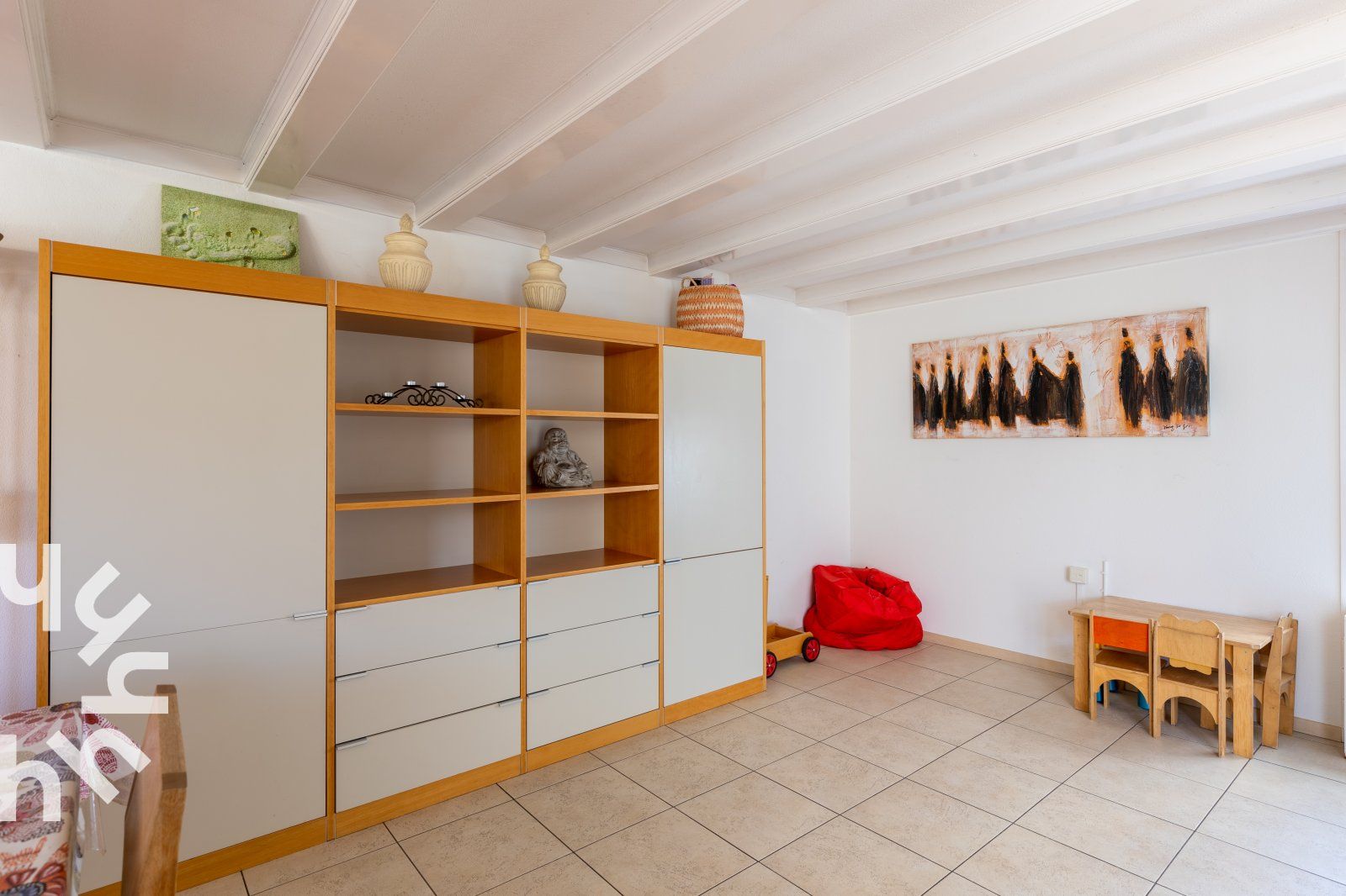 Gemuetliches Wohnzimmer des Ferienhauses ZE142 in Koudekerke, Walcheren mit Kamin und Aussicht.