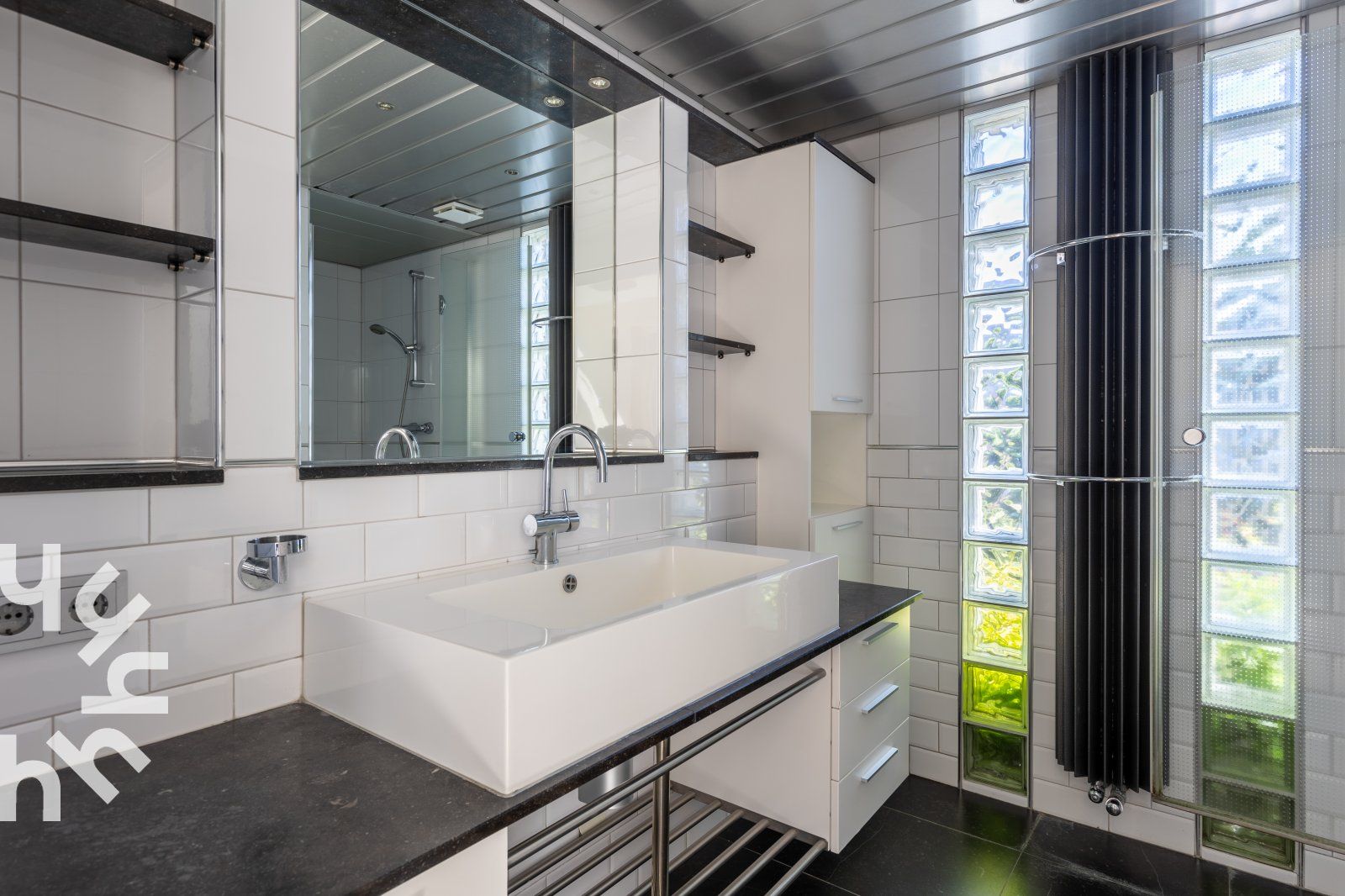 Gemuetlicher Esstisch auf der Terrasse des Ferienhauses ZE142 in Koudekerke, Walcheren.