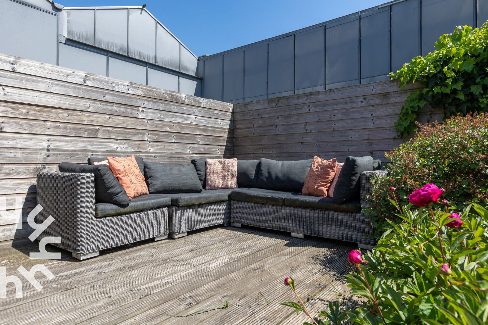 Sonnige Terrasse mit Spielgeraeten im Ferienhaus ZE142 in Koudekerke, Walcheren.