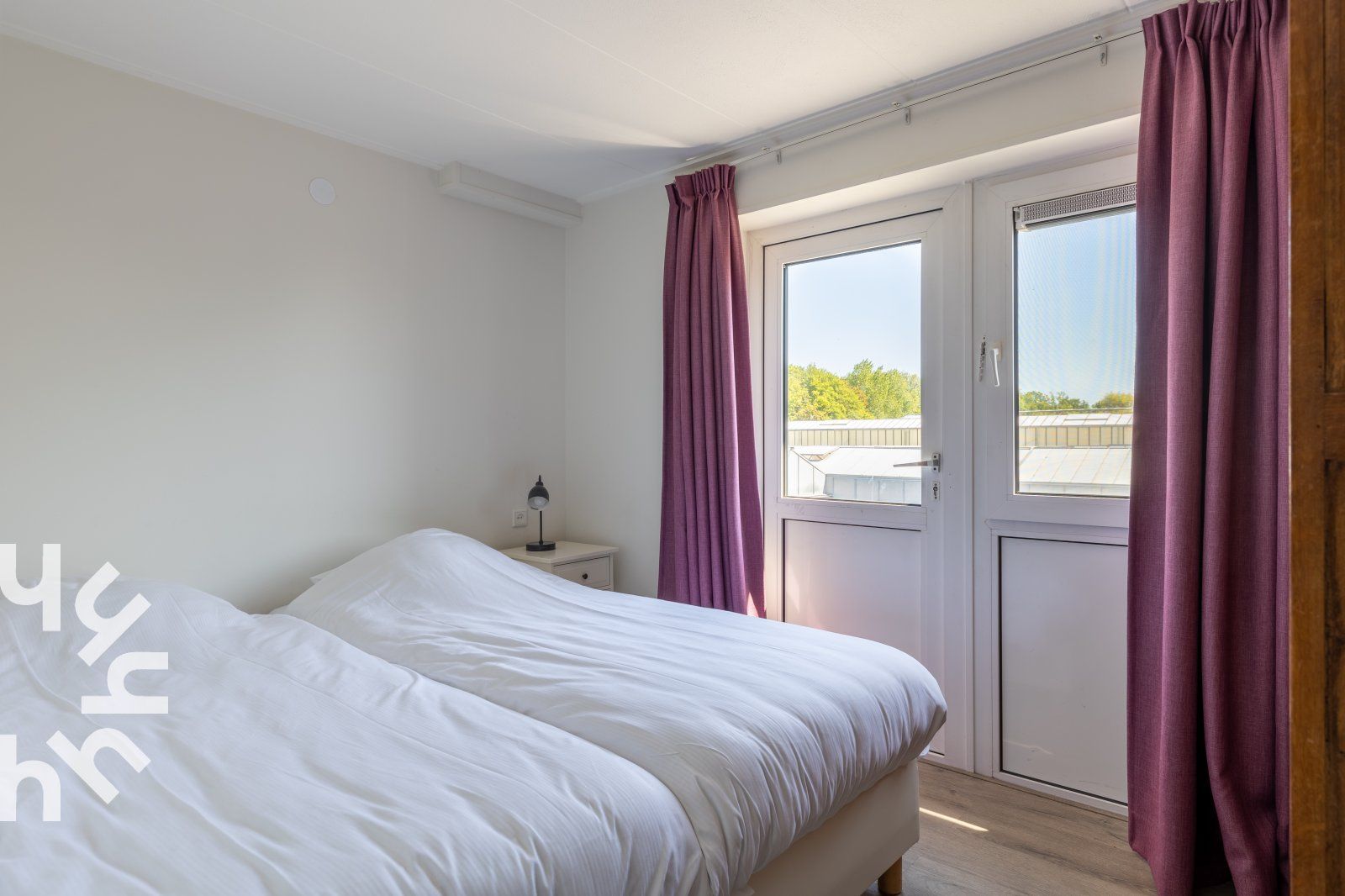 Antiker Kleiderschrank im Schlafzimmer des Ferienhauses ZE142 in Koudekerke, Walcheren, Zeeland.