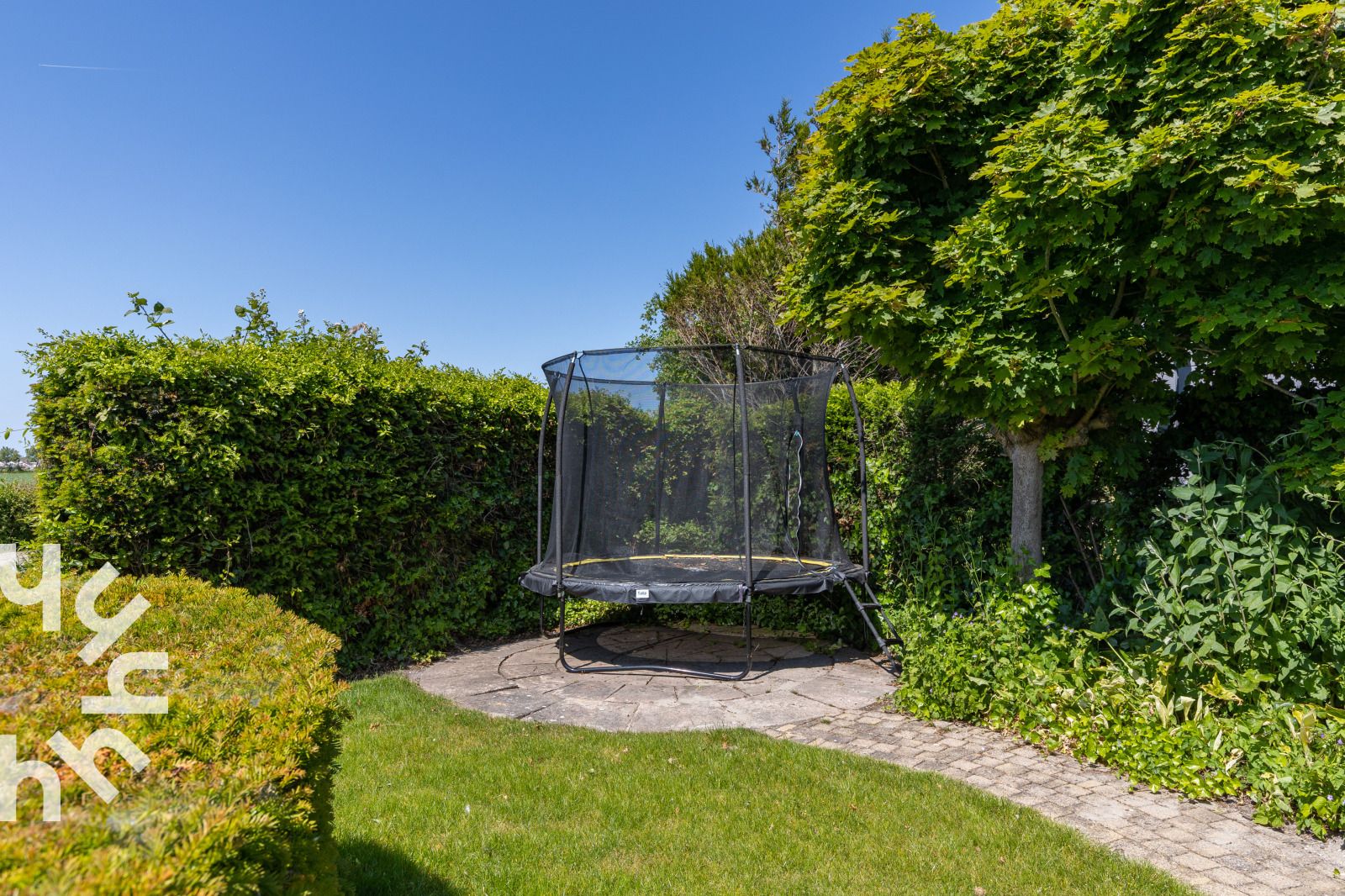 Aussenbereich des Ferienhauses ZE142 in Koudekerke, Walcheren mit gepflegtem Garten und Einfahrt.