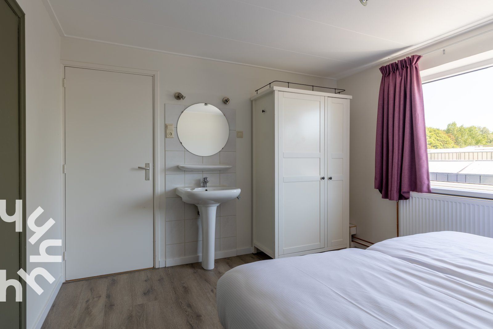 Schlafzimmer mit Fluegeltueren im Ferienhaus ZE142 in Koudekerke, Walcheren, Zeeland.