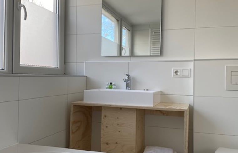 Stilvolles Waschbecken im Ferienhaus in Koudekerke, Walcheren mit Holzdetails.