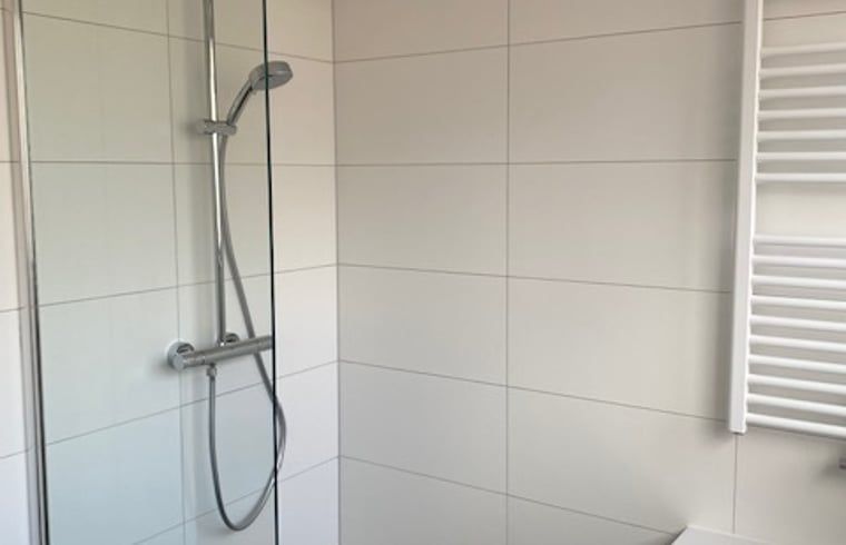Begehbare Dusche im Ferienhaus in Koudekerke, Zeeland fuer einen erfrischenden Start in den Tag.